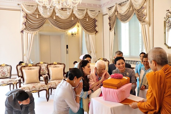 Hoàng hậu Thái Lan xuất hiện rạng rỡ bên cạnh Quốc vương vào ngày quốc lễ, được mẹ chồng nắm tay tình cảm trong khi vợ lẽ mất hút khó hiểu-9