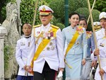 Tưởng mất hút trong quốc lễ, ai ngờ Hoàng quý phi Thái Lan lại ngồi lặng lẽ một góc, hướng mắt nhìn về Quốc vương và chính thất-5