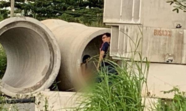 Cô gái khỏa thân giữa ban ngày trong ống cống để nhóm nam thanh niên... thi nhau chụp ảnh ở Sài Gòn-1