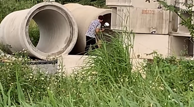 Cô gái khỏa thân giữa ban ngày trong ống cống để nhóm nam thanh niên... thi nhau chụp ảnh ở Sài Gòn-2