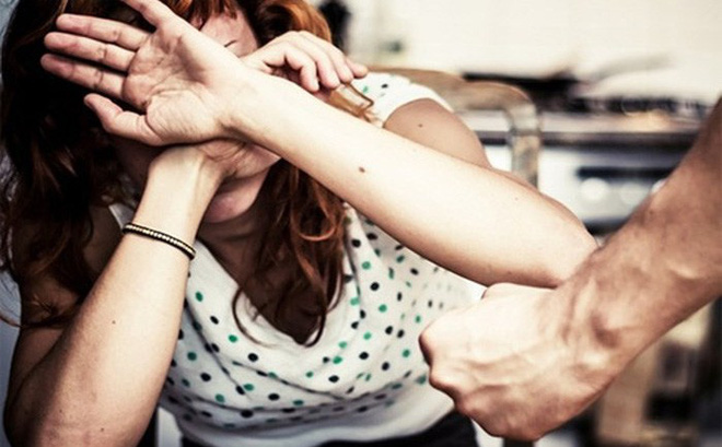 Chứng kiến mẹ bị bố đánh, phản ứng của 3 người con khác đến mức đủ để thức tỉnh mọi người-1