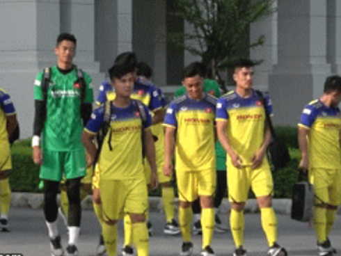 Văn Lâm ôm hôn em gái sau chiến thắng của Muangthong-1