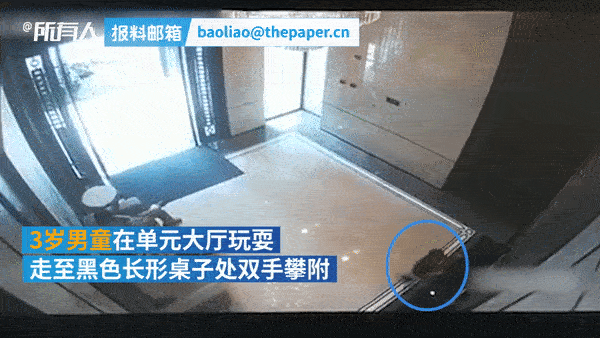 Bé trai 3 tuổi hiếu động trèo lên bàn lấy đồ, vài giây sau bi kịch xảy ra-2