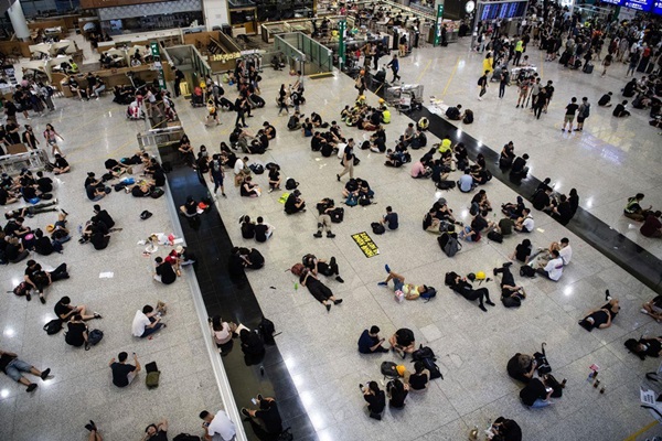 Sân bay Hong Kong thất thủ, chủ homestay Việt bị ế phòng-2