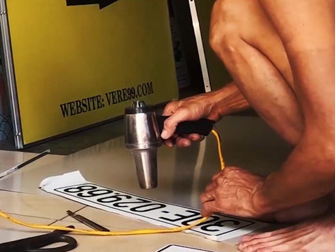 Triệt phá cơ sở sản xuất biển số xe giả giữa lòng Hà Nội-1