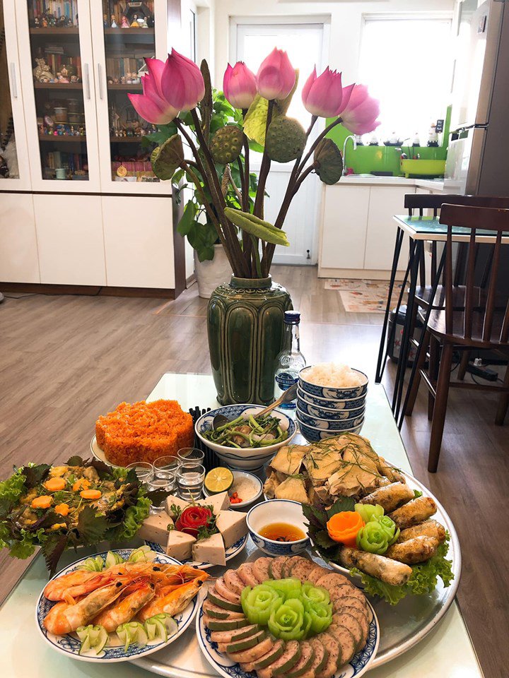 Chị em chia sẻ mâm cỗ cúng Rằm tháng 7 nhiều màu sắc ngập tràn mạng xã hội-1