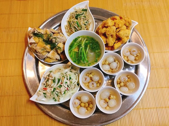 Chị em chia sẻ mâm cỗ cúng Rằm tháng 7 nhiều màu sắc ngập tràn mạng xã hội-14