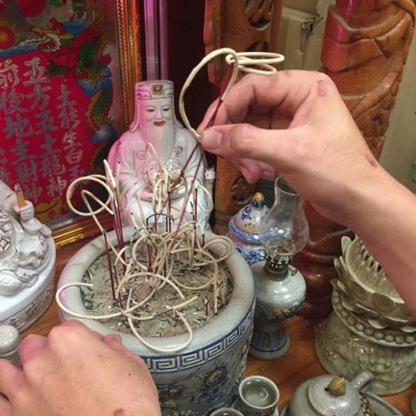 Dùng nước lã lau bàn thờ, nhầm lẫn tai hại ai cũng nghĩ đúng hóa ra sai bét nhè-2