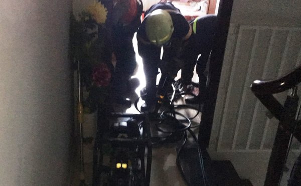 Hai bà cháu mắc kẹt trong thang máy, bé 8 tháng tuổi khóc thảm thiết-1