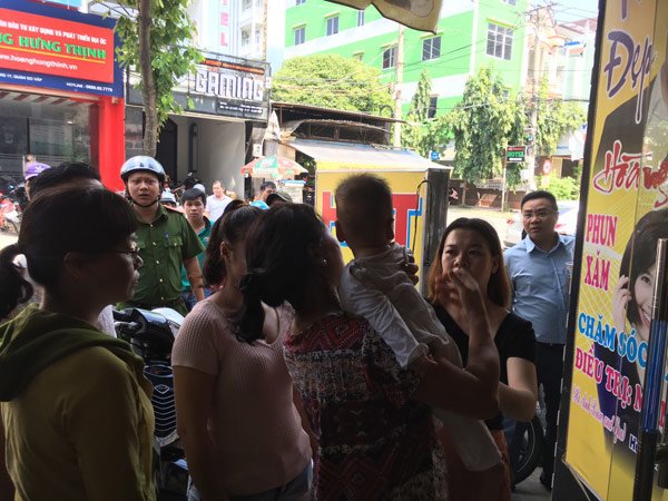 Hai bà cháu mắc kẹt trong thang máy, bé 8 tháng tuổi khóc thảm thiết-3