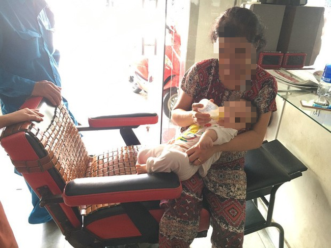 Hai bà cháu mắc kẹt trong thang máy, bé 8 tháng tuổi khóc thảm thiết-4