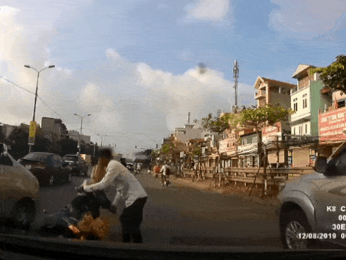 Clip: Va chạm giao thông khi sang đường và tình huống giải quyết khiến dân mạng 