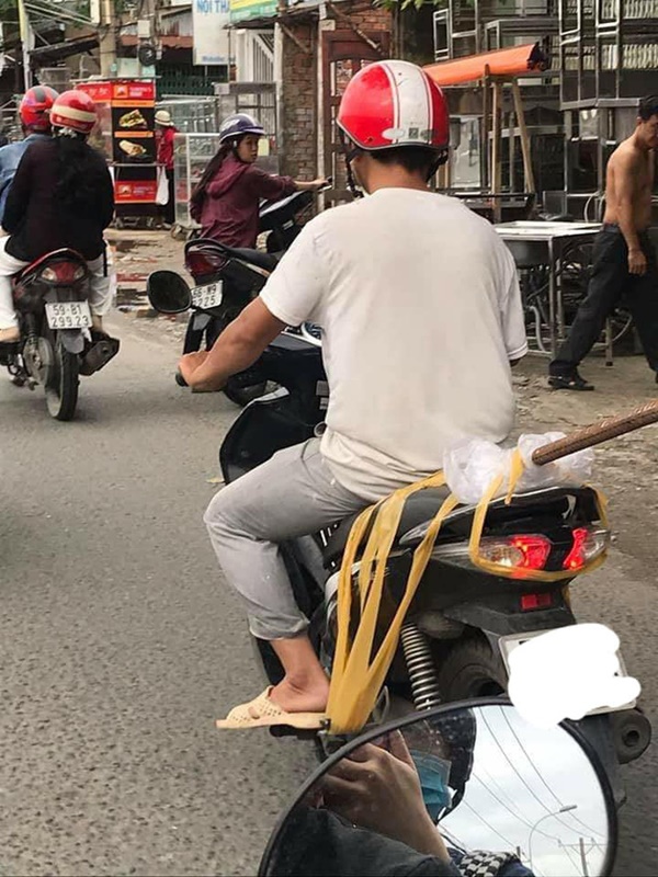 Người đàn ông và thứ vũ khí nguy hiểm ung dung di chuyển trên phố khiến tất cả giật mình-1