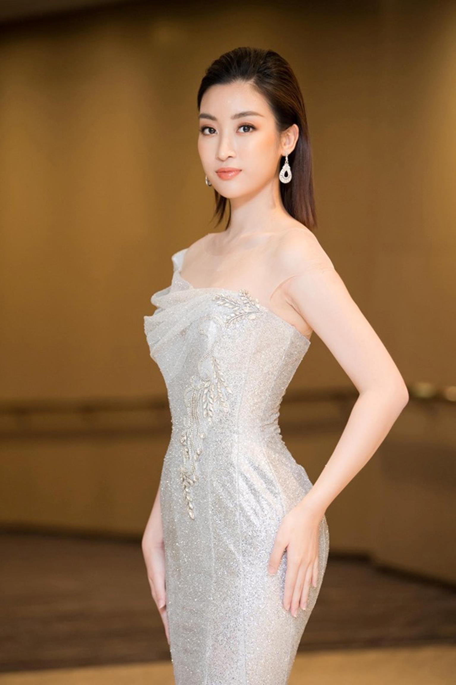 Hoa hậu Đỗ Mỹ Linh mặc đẹp tựa nữ thần, phớt lờ ồn ào bủa vây?-1