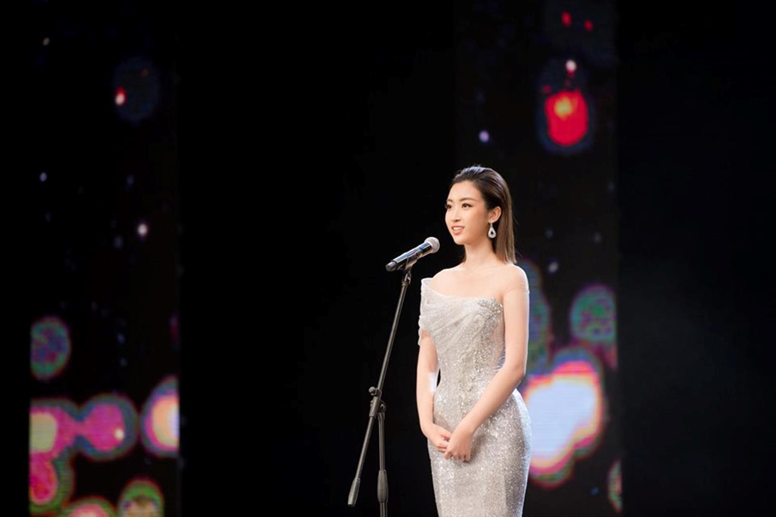 Hoa hậu Đỗ Mỹ Linh mặc đẹp tựa nữ thần, phớt lờ ồn ào bủa vây?-5