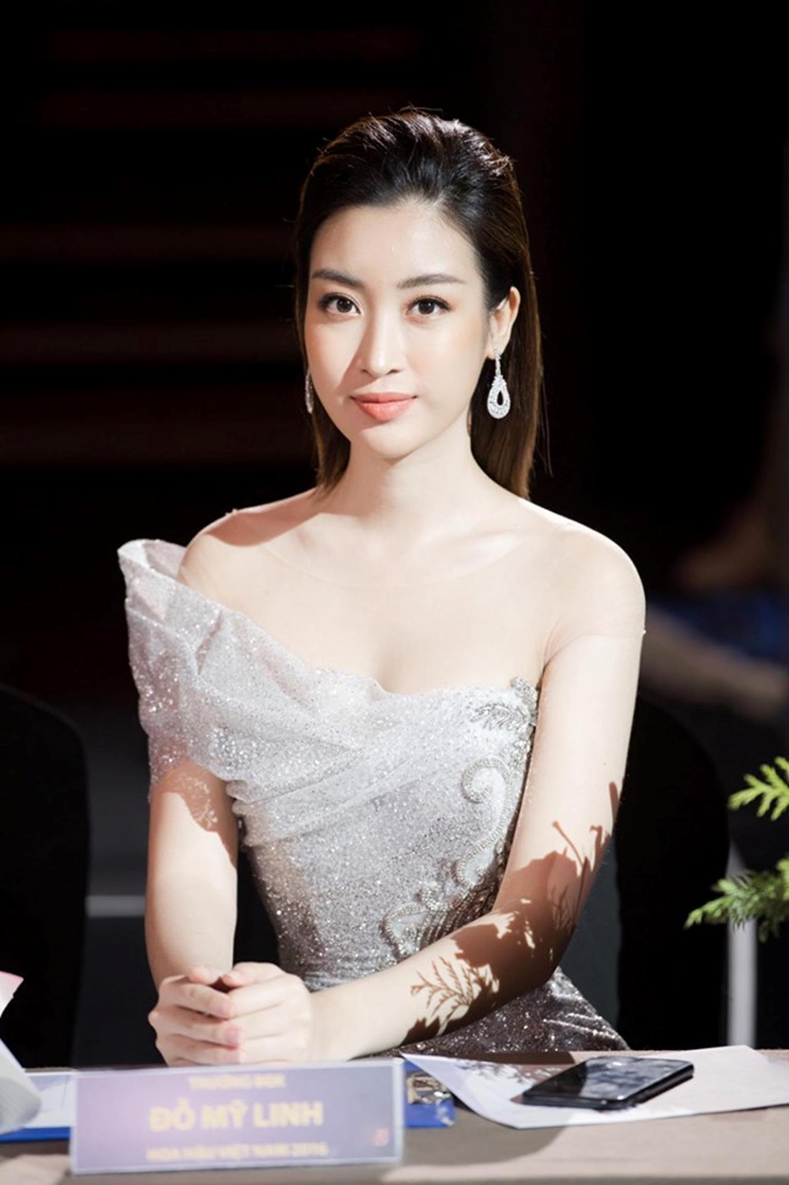 Hoa hậu Đỗ Mỹ Linh mặc đẹp tựa nữ thần, phớt lờ ồn ào bủa vây?-6