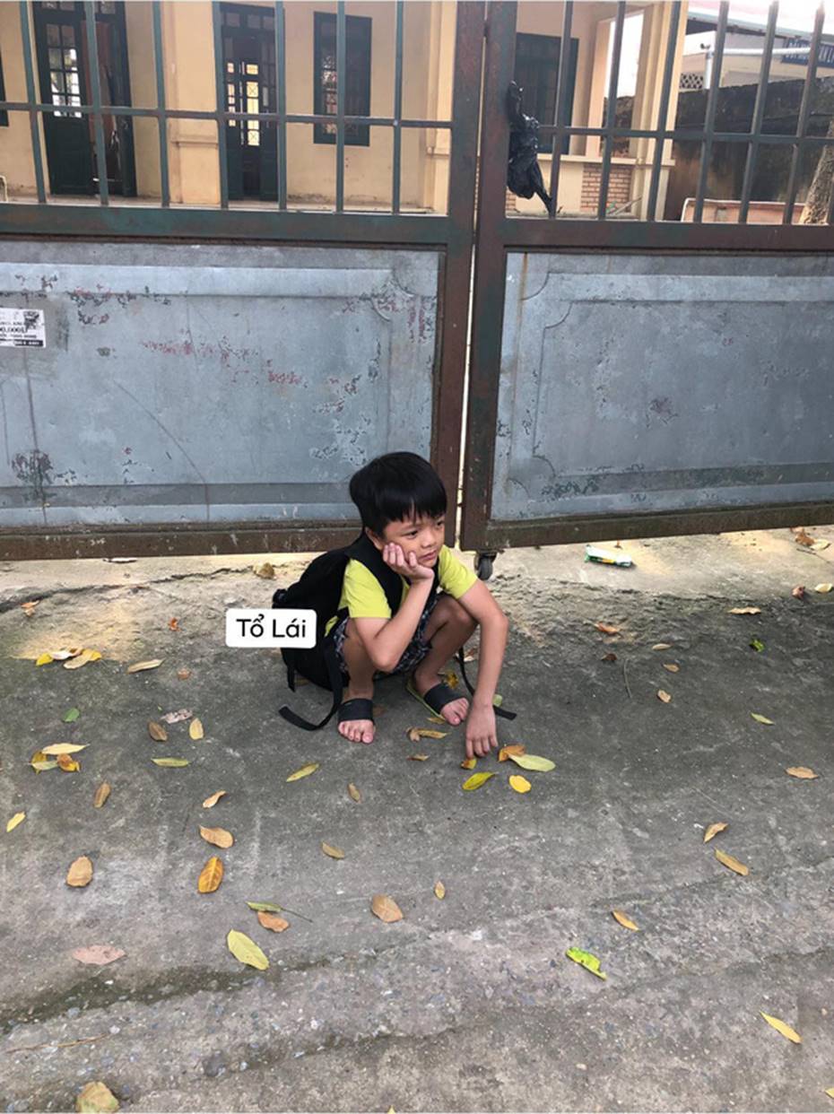 Cậu nhóc ngồi một mình chưng hửng ở cổng trường thấy mà thương nhưng khi biết nguyên nhân thật sự ai nấy cũng phì cười-1