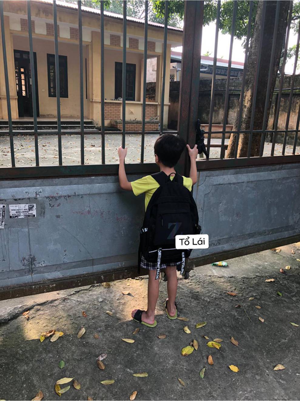 Cậu nhóc ngồi một mình chưng hửng ở cổng trường thấy mà thương nhưng khi biết nguyên nhân thật sự ai nấy cũng phì cười-2