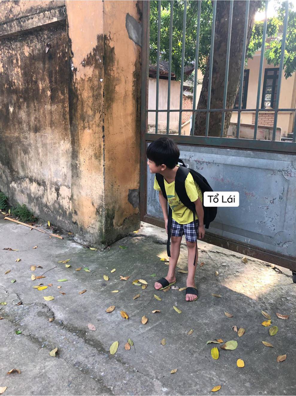 Cậu nhóc ngồi một mình chưng hửng ở cổng trường thấy mà thương nhưng khi biết nguyên nhân thật sự ai nấy cũng phì cười-3