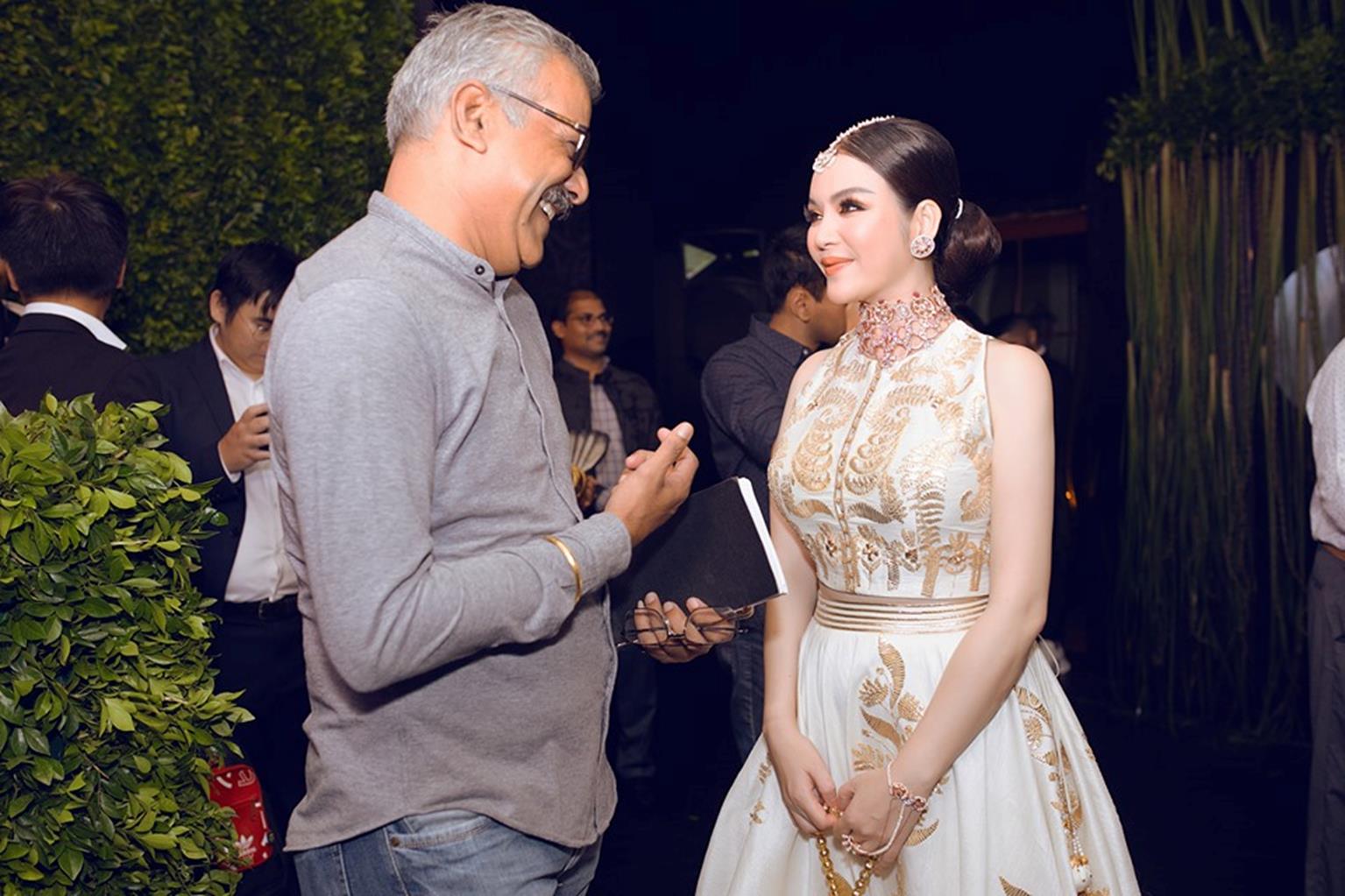 Lý Nhã Kỳ diện váy dát vàng dự tiệc sinh nhật của tỷ phú giàu nhất Ấn Độ-4