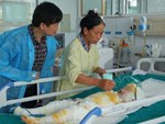 Clip cô giáo đốt cồn trên mâm dạy PCCC khiến 3 trẻ mầm non bị bỏng nặng ở Hà Nam-2