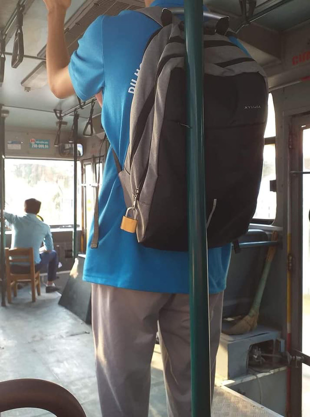 Vừa lên thành phố nhập học nghe đồn đi xe bus lắm móc túi, nam sinh dùng ổ khoá to chình ình khoá balo lại-1