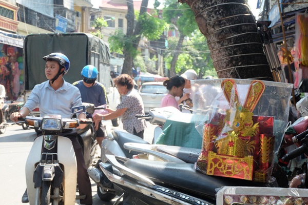 Người dân đội nắng sắm lễ cúng rằm tháng 7, cốp ô tô chất đống vàng mã-3