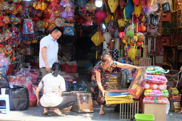 Người dân đội nắng sắm lễ cúng rằm tháng 7, cốp ô tô chất đống vàng mã-5