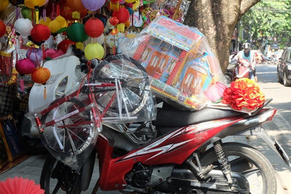 Người dân đội nắng sắm lễ cúng rằm tháng 7, cốp ô tô chất đống vàng mã-6