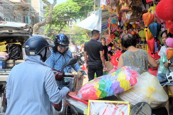 Người dân đội nắng sắm lễ cúng rằm tháng 7, cốp ô tô chất đống vàng mã-7