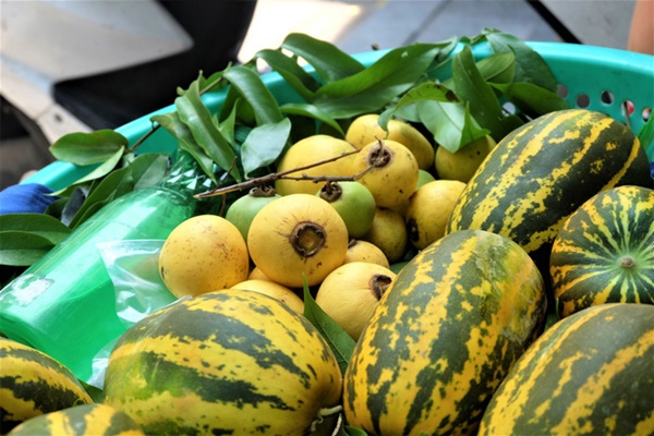 Người dân đội nắng sắm lễ cúng rằm tháng 7, cốp ô tô chất đống vàng mã-10