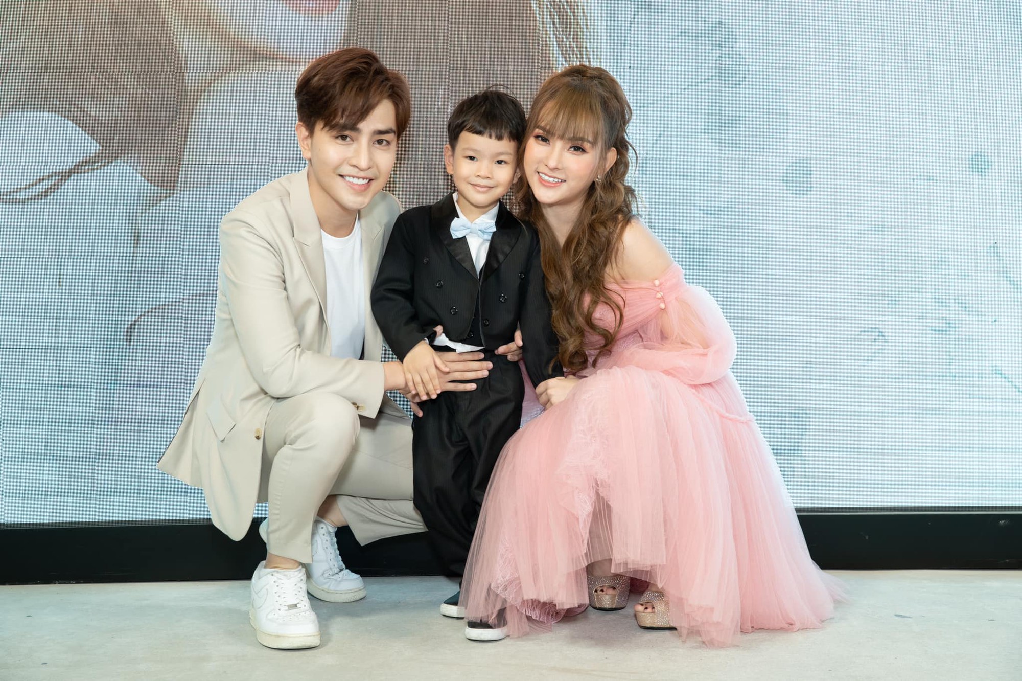 Hậu nghi vấn Kin Nguyễn ngược đãi bé Henry, cư dân mạng tung bằng chứng giải oan cho chồng kém 10 tuổi của Thu Thủy-4