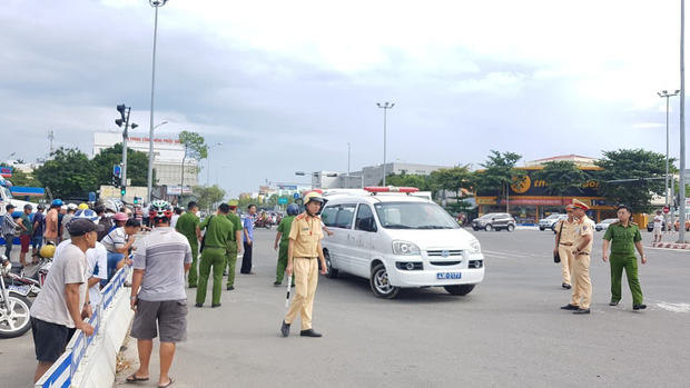 Người thân gào khóc bên thi thể cụ ông 74 tuổi bị xe tải tông chết thảm-3