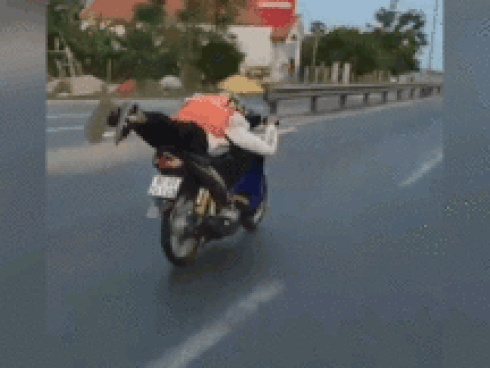 Xử phạt nam thanh niên 17 tuổi nằm trên yên điều khiển xe máy