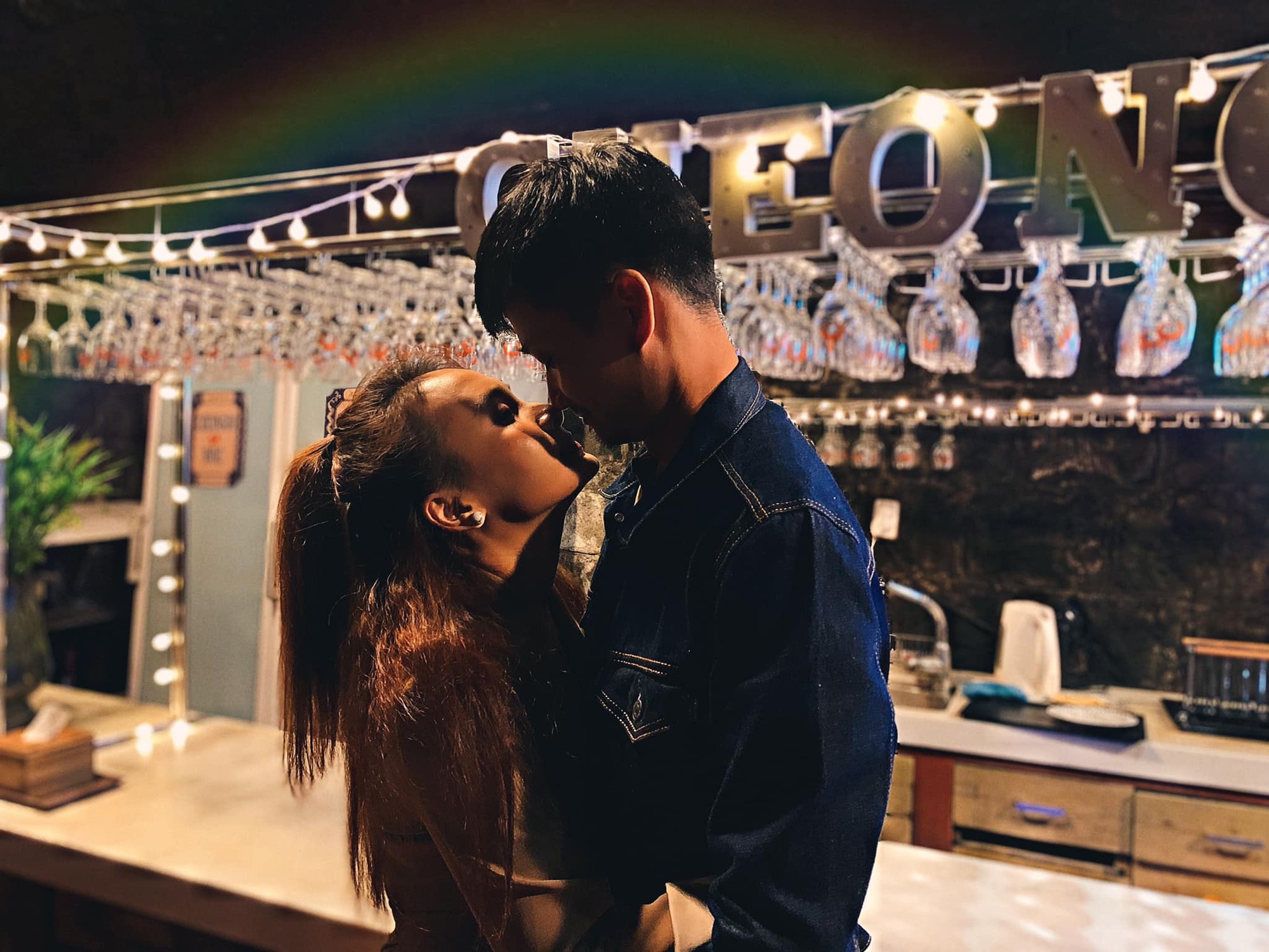 Thư xính lao vừa đăng ảnh khóa môi tình tứ bên chồng, tiểu tam Quỳnh Nga đã vào bình luận đầy ghen tị-1