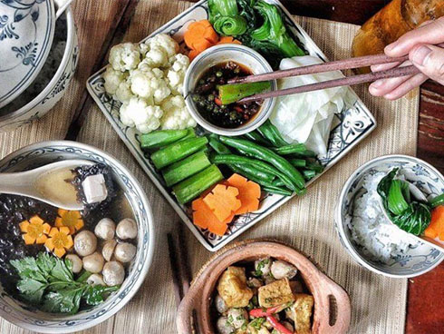 Đám đông lao vào giành giật mưa tiền cúng cô hồn ở Sài Gòn-1