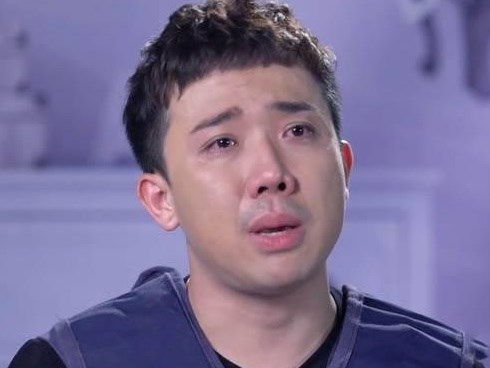Trấn Thành suýt vấp ngã trên sân khấu vì mang giày độn