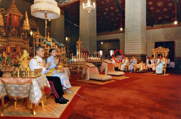 Tưởng mất hút trong quốc lễ, ai ngờ Hoàng quý phi Thái Lan lại ngồi lặng lẽ một góc, hướng mắt nhìn về Quốc vương và chính thất-2