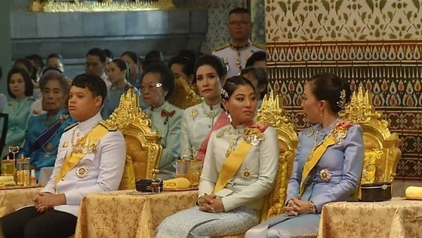 Tưởng mất hút trong quốc lễ, ai ngờ Hoàng quý phi Thái Lan lại ngồi lặng lẽ một góc, hướng mắt nhìn về Quốc vương và chính thất-3