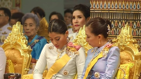 Tưởng mất hút trong quốc lễ, ai ngờ Hoàng quý phi Thái Lan lại ngồi lặng lẽ một góc, hướng mắt nhìn về Quốc vương và chính thất-4