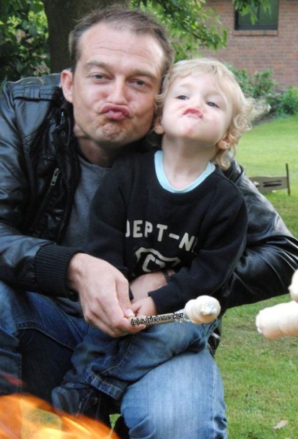 Thương nhau trong kiếp đẻ thuê, các mẹ lại khoe ảnh sao y bản chính của bố và con trai-11