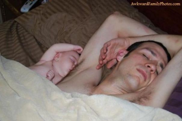 Thương nhau trong kiếp đẻ thuê, các mẹ lại khoe ảnh sao y bản chính của bố và con trai-12