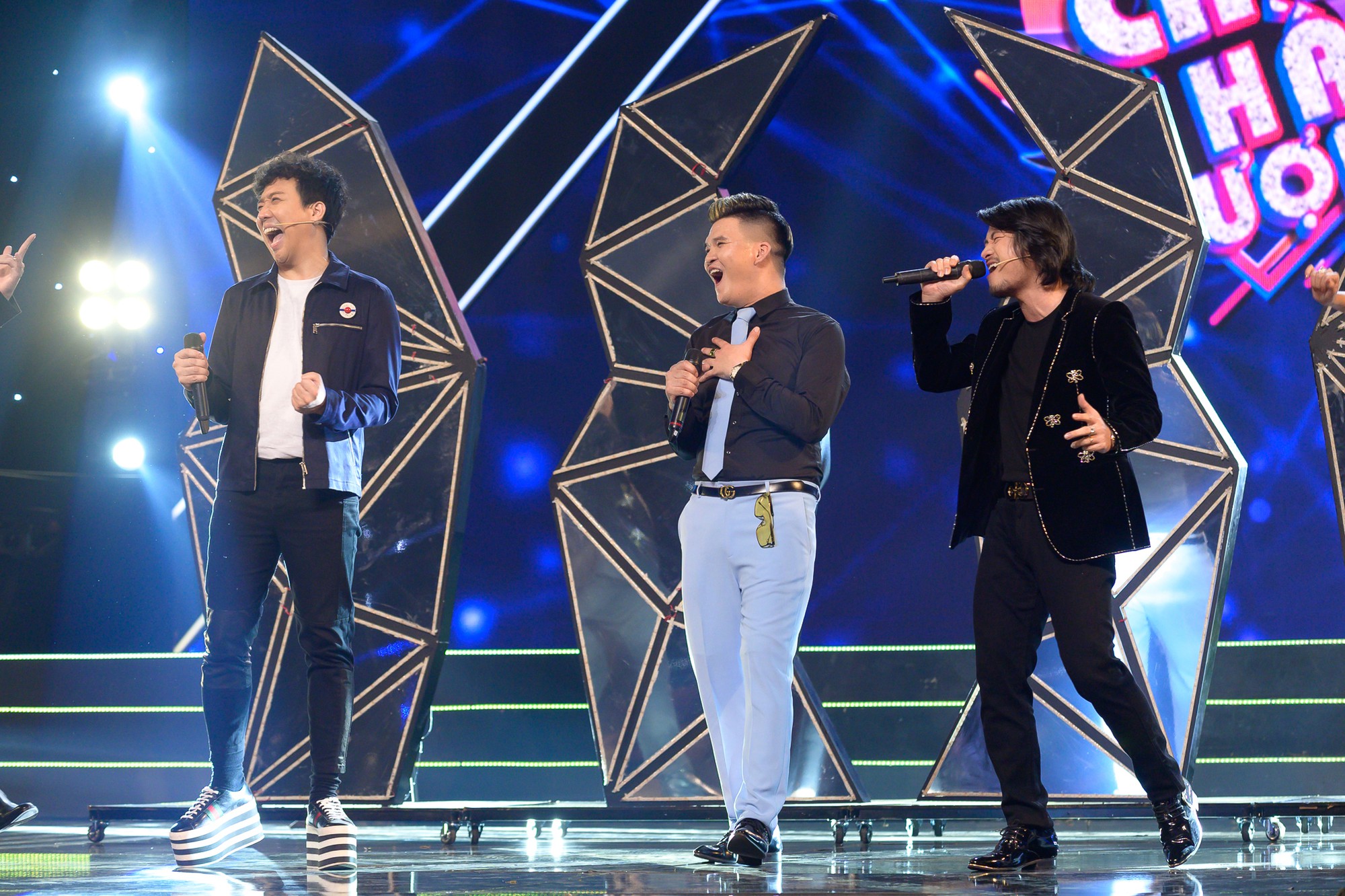 Đi giày độn gần... 20cm, Trấn Thành ngã sấp mặt trên sân khấu-5