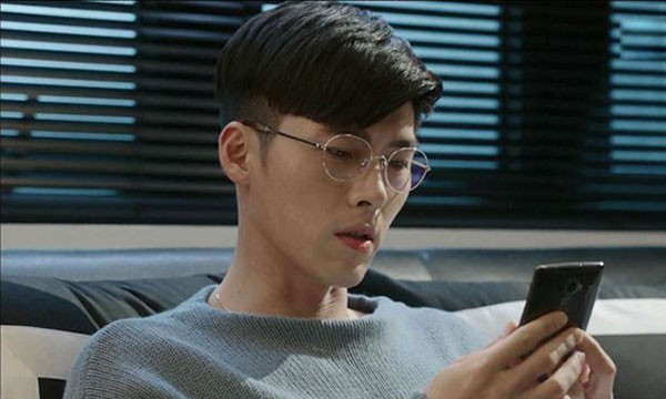 Thấy chồng nhắn tin với gái công khai, vợ đang lúi húi nấu nướng liền làm một việc cỏn con thế này đủ khiến anh ta nhận ra chân lý-1