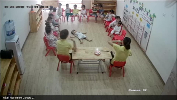 Loạt hành động không giống ai trong lớp học của các bé mầm non khiến dân mạng cười bể bụng-4