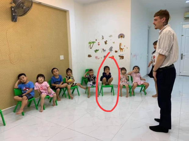 Loạt hành động không giống ai trong lớp học của các bé mầm non khiến dân mạng cười bể bụng-6