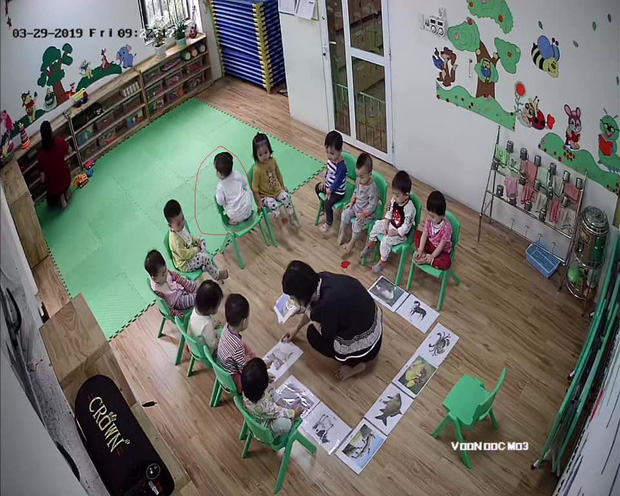 Loạt hành động không giống ai trong lớp học của các bé mầm non khiến dân mạng cười bể bụng-7