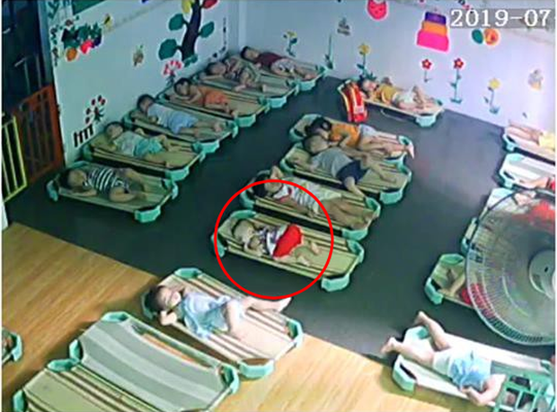 Loạt hành động không giống ai trong lớp học của các bé mầm non khiến dân mạng cười bể bụng-5