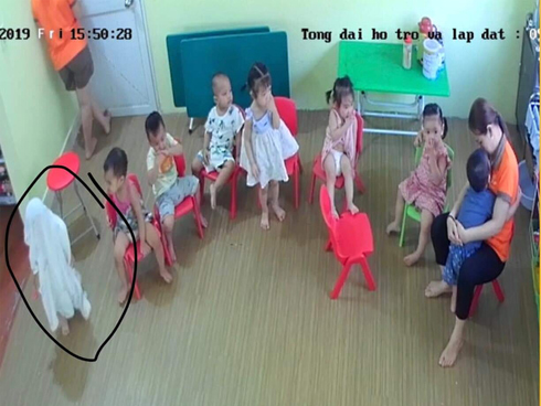 Không tự mình đứng được nên lăn ra ăn vạ, cậu bé còn thay đổi biểu cảm chóng mặt khiến dân mạng cười té ghế-2