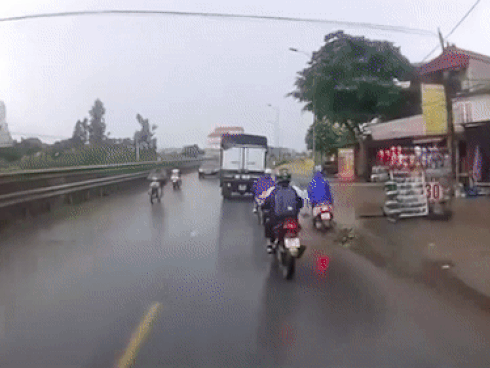 Tài xế ôtô 'phanh cháy lốp' cứu người phụ nữ ngã xe máy tại Hà Nội